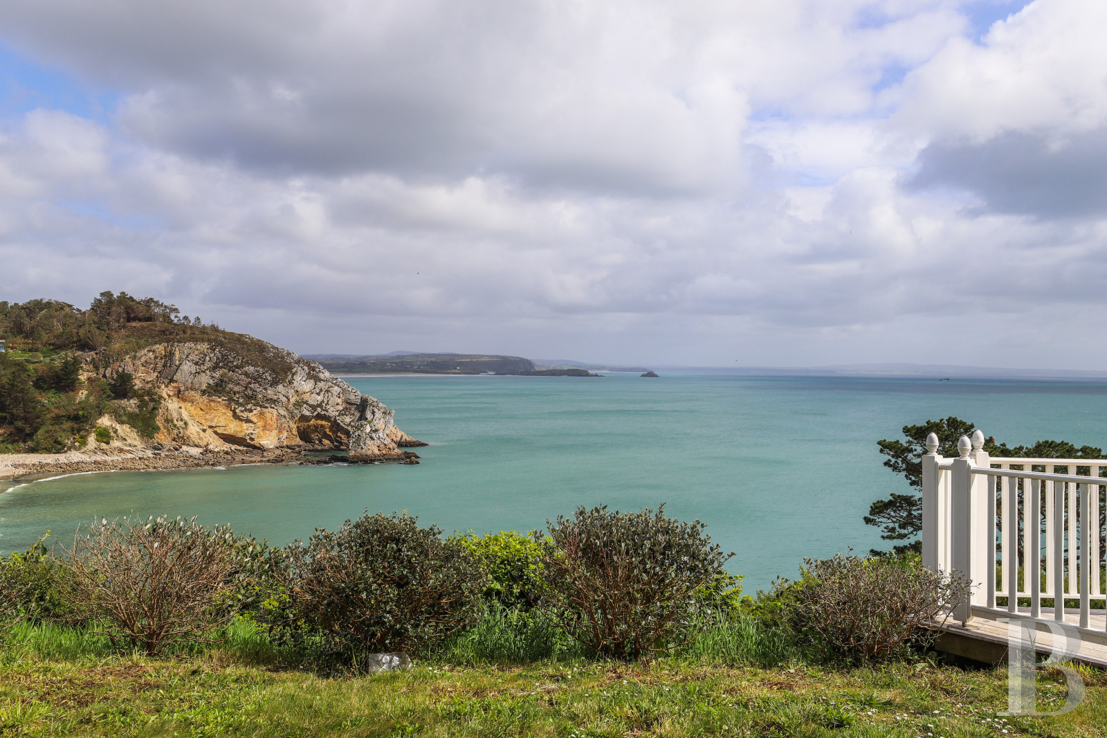 An early 19th century manor house overlooking the Bay of Douarnenez on the Crozon peninsula in Finistère - photo  n°3